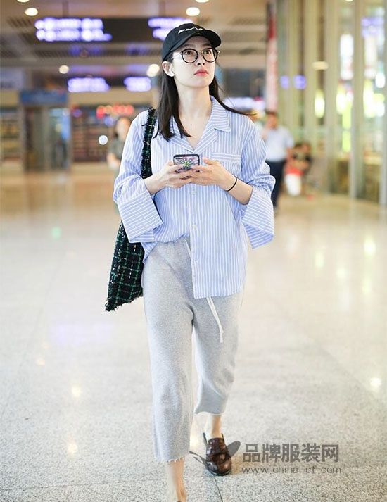 宋茜上海机场街拍，既慵懒率性又简约时尚